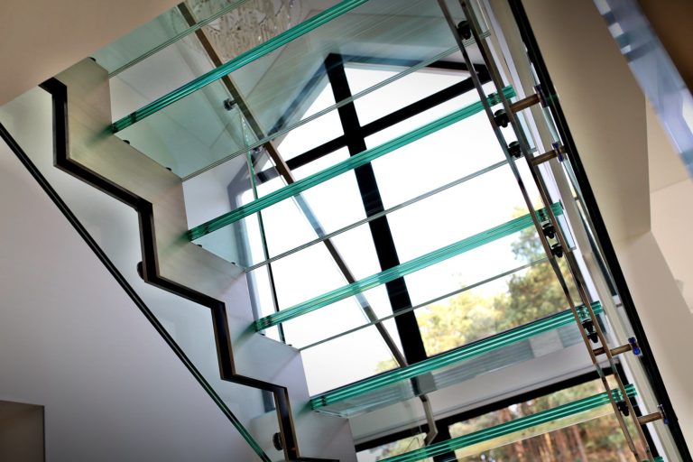 Atrakcyjnie przygotowane i fachowo zamontowane schody szklane